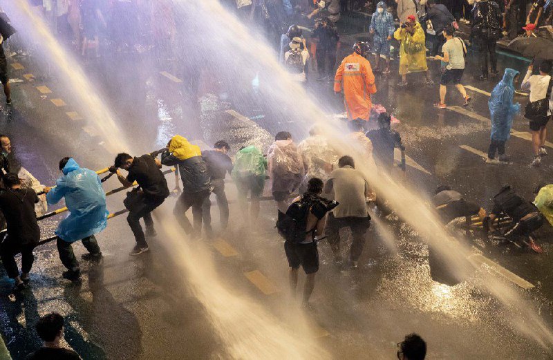 泰国总理巴育周五拒绝了要求他辞职的呼吁，同时警方使用高压水枪冲向人群，驱散了抗议者、围观者和记者