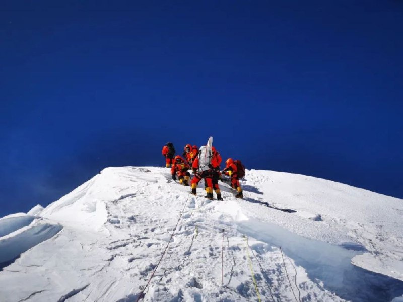 27日13时30分，2020珠峰高程测量登山队8名队员完成峰顶测量任务，开始下撤