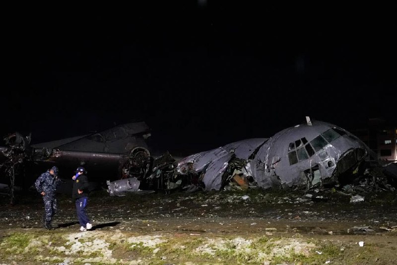 玻利维亚空军一架C-130“大力神”运输机2月27日在首都拉巴斯附近的埃尔阿尔托国际机场降落时偏离跑道后撞上多辆汽车，造成至少15人死亡、20余人受伤