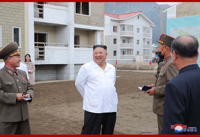 据朝中社2日报道，朝鲜国务委员会委员长金正恩前往江原道金化郡的灾区重建现场进行指导