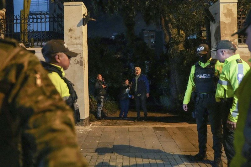 厄瓜多尔警察5日晚间强闯墨西哥使馆，逮捕了在那里寻求政治庇护的厄瓜多尔前副总统豪尔赫·戴维·格拉斯
