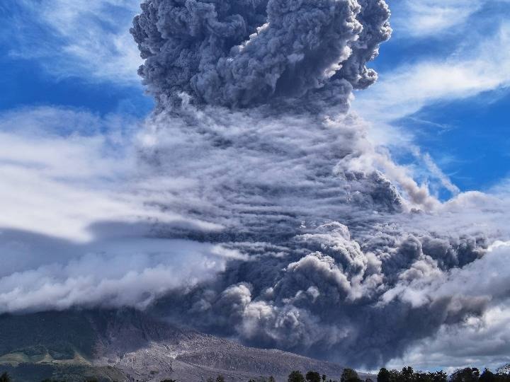 印度尼西亚国家抗灾署10日说，印尼北苏门答腊省锡纳朋火山当天剧烈喷发，喷出的火山灰高达5000米，目前尚无人员伤亡和财产损失报告