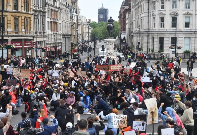 6月3人，成千上万人在英国伦敦市中心抗议种族主义，他们高呼“没有正义，没有和平，没有种族主义警察”的口号