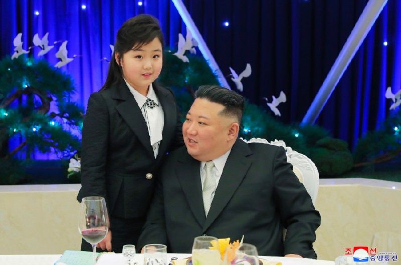 朝鲜国务委员会委员长金正恩7日携女儿金主爱走访人民军官兵宿舍，庆祝人民军成立75周年纪念日的到来