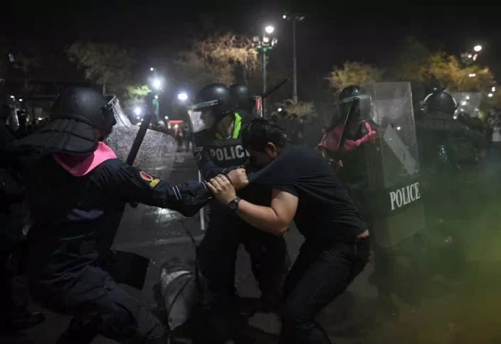 周六，上千名抗议者聚集在泰国曼谷王宫附近的皇家田广场，遭警方驱赶