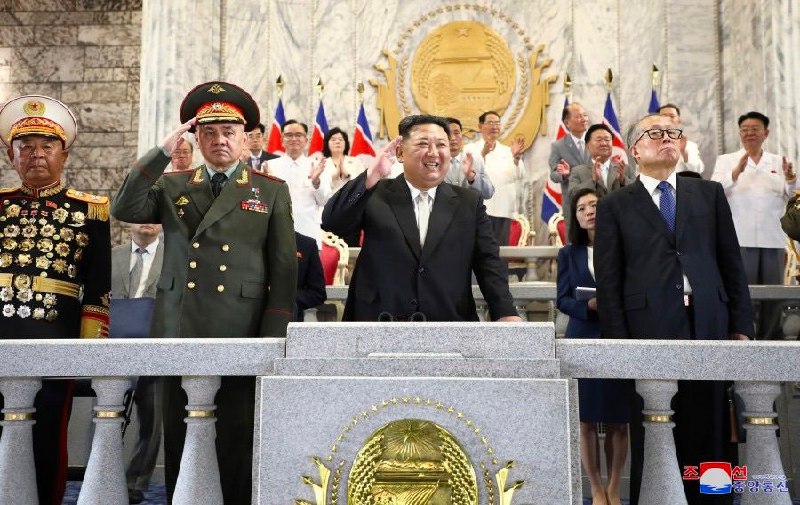 朝鲜27日晚在平壤金日成广场举行“祖国解放战争”胜利70周年阅兵式，新型无人机和洲际弹道导弹亮相