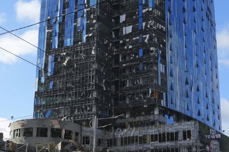 俄罗斯周一对乌克兰多个城市发动袭击，摧毁了包括基辅市中心在内的平民目标，造成至少8人死亡