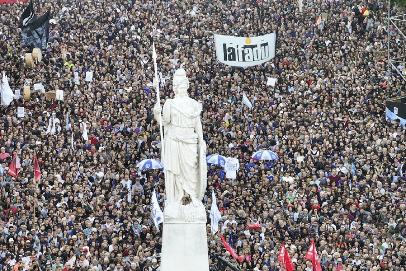 数十万阿根廷抗议者23日走上街头，要求增加对公立大学的资助