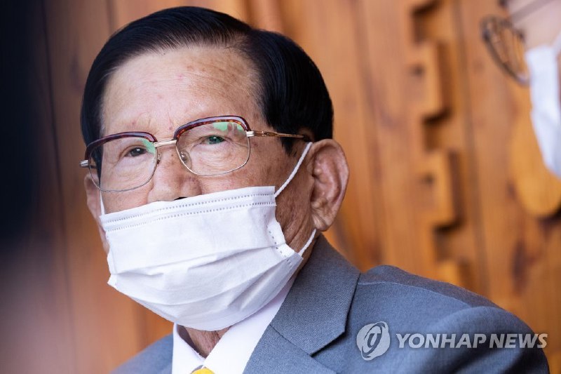 韩国检方28日以涉嫌妨害疫情防控为由提请逮捕新天地耶稣教证据帐幕圣殿（以下简称“新天地教会”）总会长李万熙