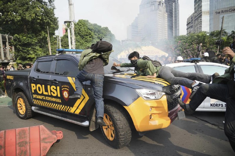 印度尼西亚多地8月29日爆发反对警察的抗议活动