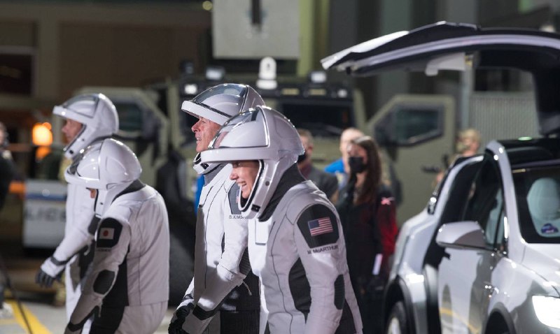 当地时间23日晨，搭载4名宇航员的美国太空探索技术公司（SpaceX）载人“龙”飞船从佛罗里达州肯尼迪航天中心发射升空，开启为期6个月的国际空间站之旅