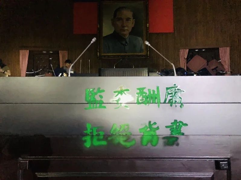 台北，立法院明天再次协商临时会议程，预计处理考试院、监察院、NCC人事同意权，以及农田水利法、国民参与刑事审判法等草案