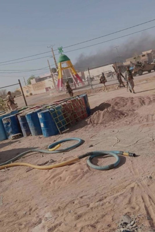 恐怖组织“支持伊斯兰教和穆斯林”和反政府武装组织“阿扎瓦德解放阵线”4月25日袭击了马里包括首都巴马科在内的多个地区