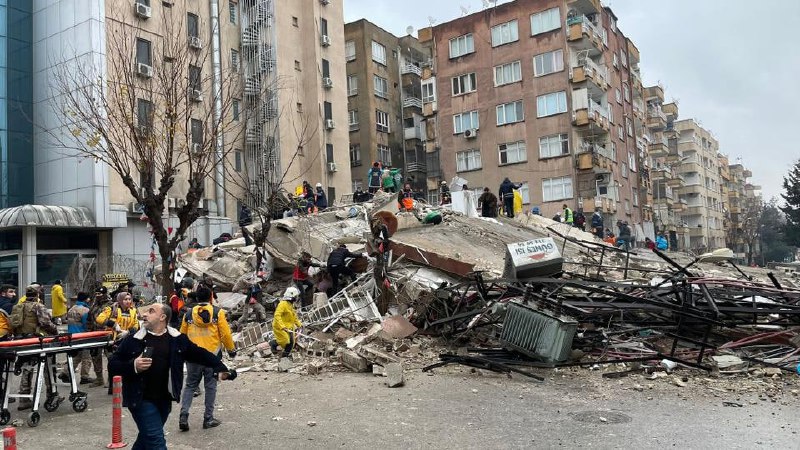 发生在土耳其和叙利亚的强震造成超过1200人死亡，其中土耳其死亡912人，叙利亚死亡386人