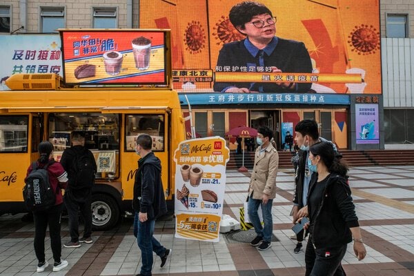 由于中国很大程度上控制住了新型肺炎疫情，多数民众认为自己不再面临感染病毒的风险而在报名疫苗接种上行动迟缓