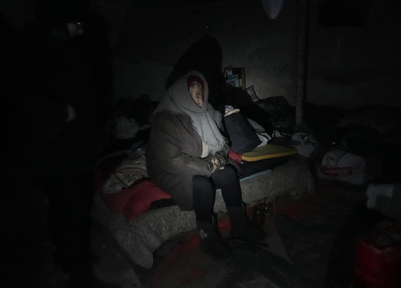 俄罗斯周五扩大了对乌克兰的攻击范围，袭击了西部的机场和东部的一个主要工业中心