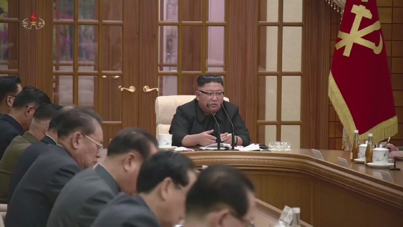 11月29日，在金正恩主持的朝鲜劳动党第七届中央委员会第二十一次政治局扩大会议上，可以看到金正恩手指间夹着一支烟