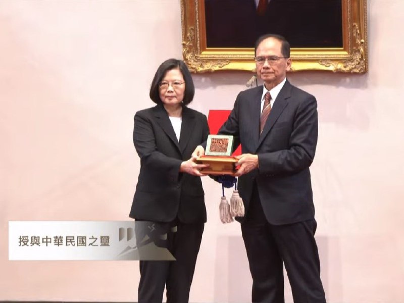 蔡英文从立法院长游锡堃手中接过总统印玺