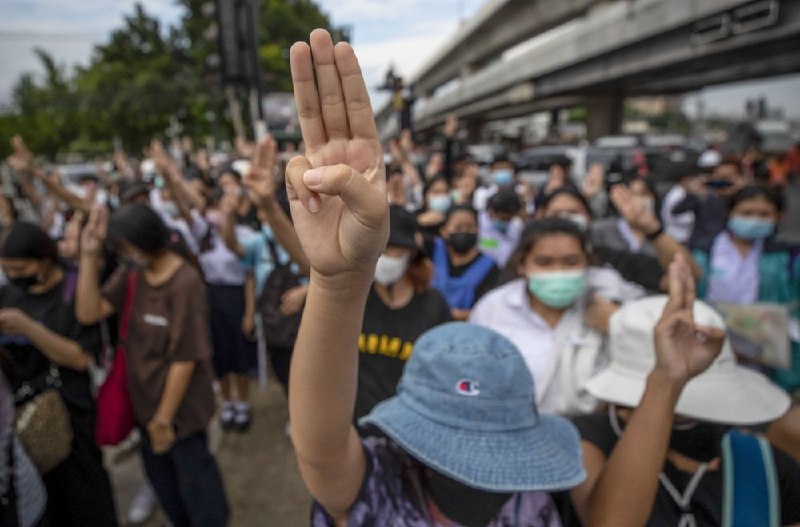 周一，泰国要求君主制改革以及总理巴育下台的抗议活动仍在继续