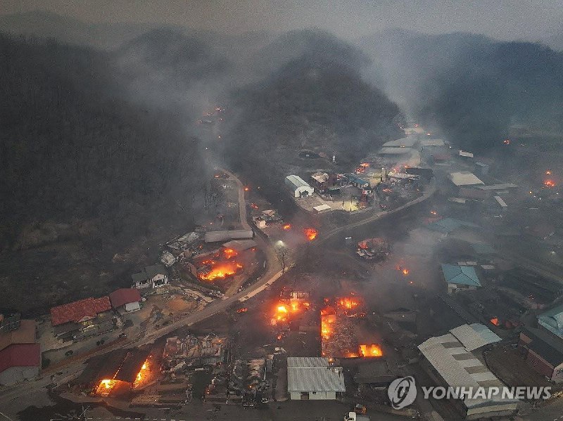 韩国庆尚北道义城郡的持续山火已蔓延至安东市等附近4个地区，造成至少15人死亡