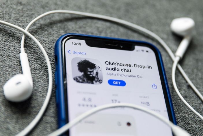 美国语音社区平台应用Clubhouse正吸引大量中国新用户加入，尽管平台上出现许多有关人权、国家认同等敏感议题的讨论，Clubhouse在中国仍未受到当局审查