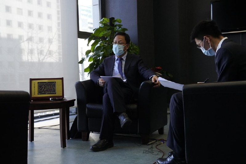 新疆党委宣传部副部长徐相贵周一接受美联社采访时表示，新疆地区的管制可能不会放松，政府的重点将更多地放在解决极端主义的根源