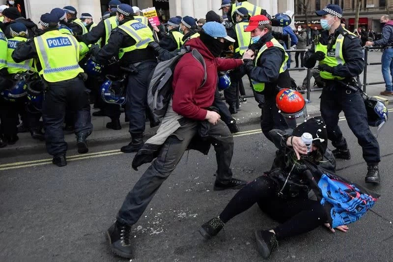 周六，英国数千名抗议者参加“杀死法案（kill the bill）”集会，抗议一项拟议中的法律