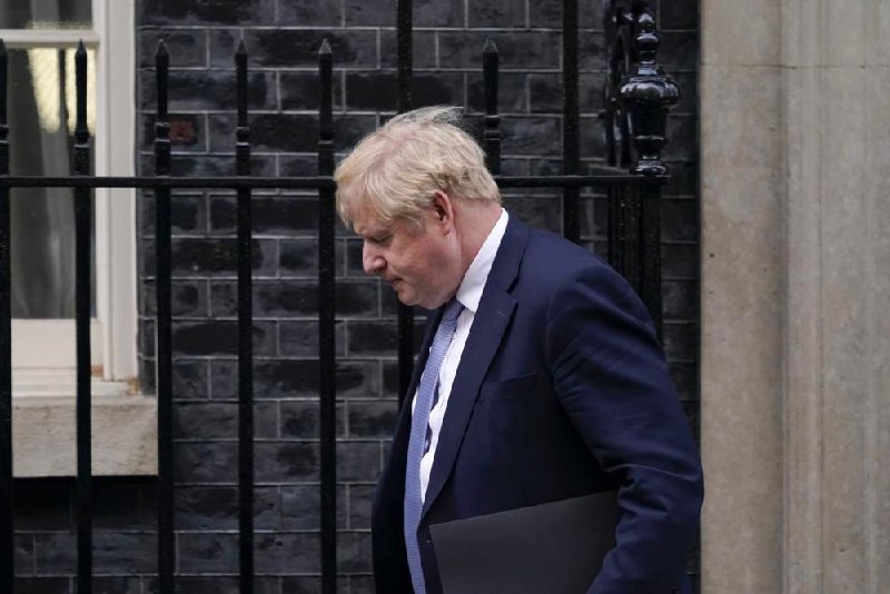 英国首相约翰逊周一在下议院为违规聚会道歉，表示完全接受调查报告的内容，并承诺改变政府的运作方式