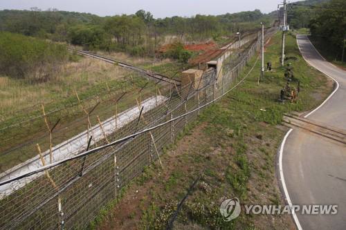 朝鲜通告，自10月9日起“完全切断与大韩民国连接的我方地区公路和铁路、进行防御设施要塞化加固工程”，作为“彻底分离我们共和国的主权行使领域和大韩民国的领土”的实质性军事措施