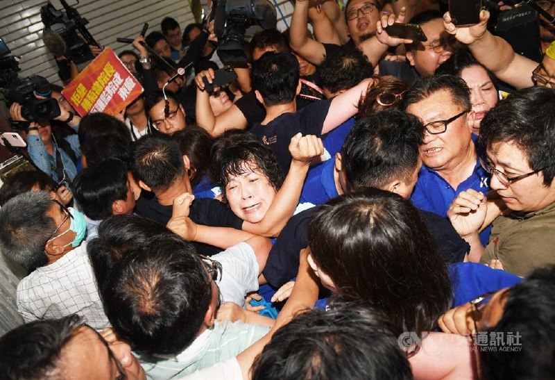 台北，国民党立委为阻止监察院长被提名人陈菊到立法院，与民进党立委发生激烈肢体冲突，朝野立委相互叫嚣、拉扯，过程中议场玻璃遭撞破，国民党立委费鸿泰因此受伤溅血，场面火爆