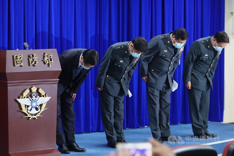 台湾国防部长严德发率将领为敦睦舰队冠状病毒爆发事件鞠躬致歉