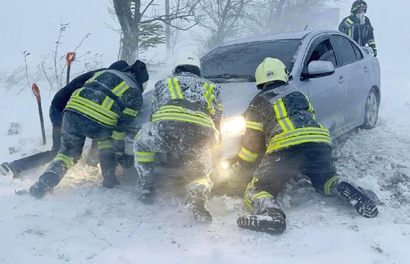 乌克兰国家紧急情况局28日称，连日来乌克兰多地出现的强降雪和大风等极端天气已造成至少10人死亡、23人受伤
