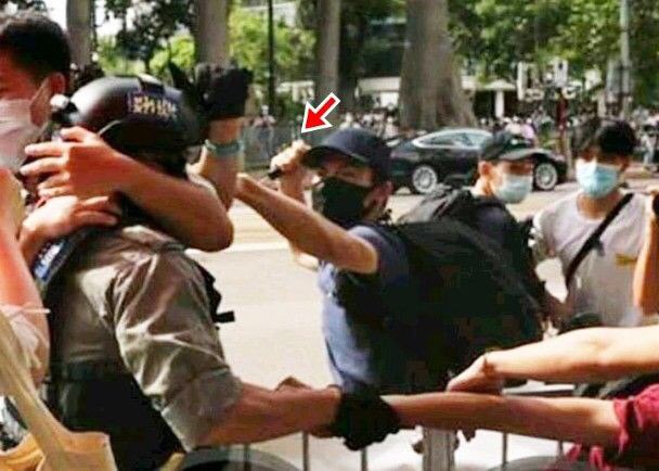 香港警方证实，凌晨在机场拘捕一名20多岁男子，涉嫌昨日在铜锣湾，以利器刺伤一名防暴警员