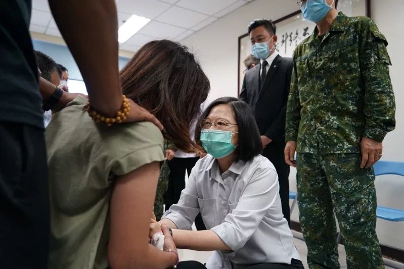 台湾新竹，总统蔡英文今天到空军医院吊唁因公殉职的陆军航特部六○一旅编号616的OH-58D战搜直升机正副驾驶及慰问家属，蔡英文说两位优秀的飞官不想造成民宅损失及更多伤亡，错失抢救自己的机会，是我们的英雄，已要求国防部做最详尽的调查，检讨精进