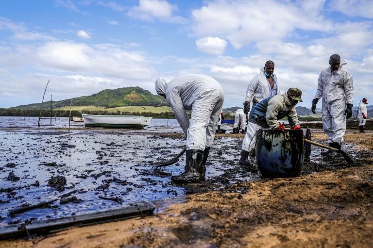 毛里求斯总理贾格纳特9日召开新闻发布会宣布，已从日前在毛东南部海域搁浅货船的破裂油库中抽取约530吨燃油，目前燃油泄漏已经停止，但该货船上仍有约2500吨燃油，船体有进一步破裂风险