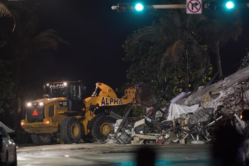 美国佛罗里达州海滨公寓楼倒塌事件已造成4人死亡，目前仍有159人下落不明，预计死亡人数还将继续上升