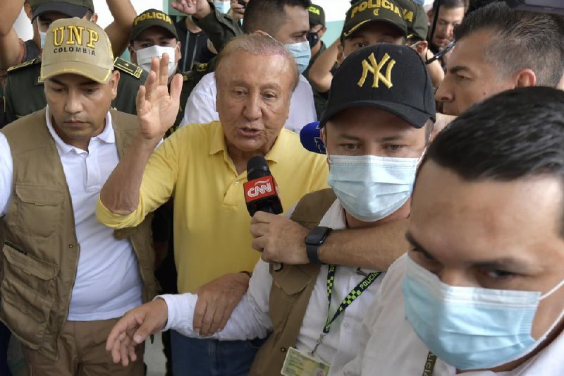 哥伦比亚29日举行总统选举，国家民事登记处29日晚发布的初步计票结果显示，左翼竞选联盟“哥伦比亚历史公约联盟”候选人古斯塔沃·佩特罗和独立参选人鲁道夫·埃尔南德斯在当天举行的首轮投票中得票领先，将共同进入总统选举第二轮投票
