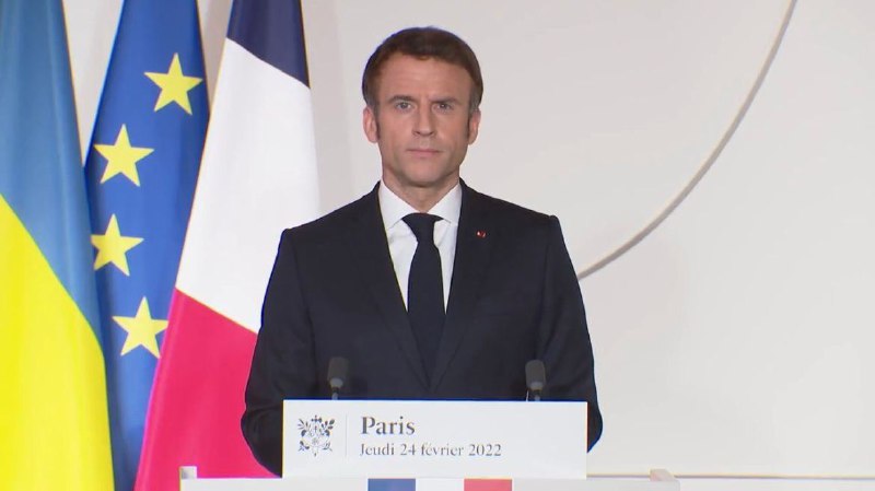 法国总统马克龙周四在全国讲话中说，“普京选择战争，不只是攻击乌克兰，他决定对欧洲的和平和稳定发动几十年来最严重的攻击