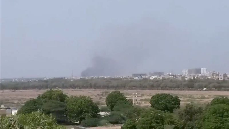 巴基斯坦民航局发言人表示，一架属于国营航空公司巴基斯坦国际航空公司的空客A320客机在南部港口城市卡拉奇附近坠毁