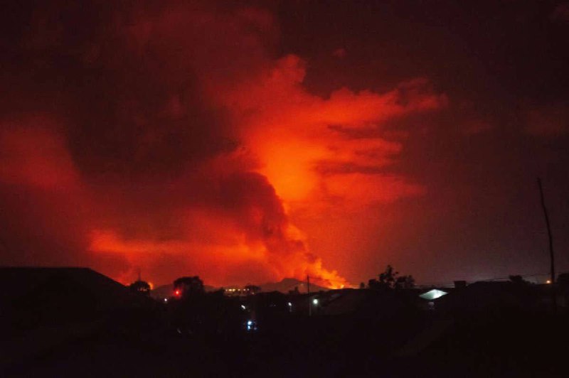 周六，位于刚果民主共和国边境城市戈马的尼拉贡戈火山喷发