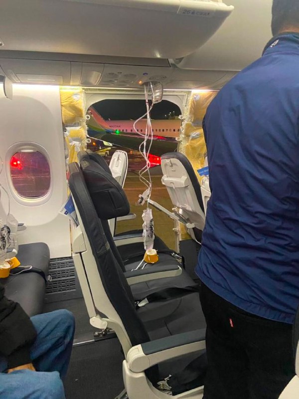 美国一客机1月5日飞行时机舱破损、舱内减压，紧急返航