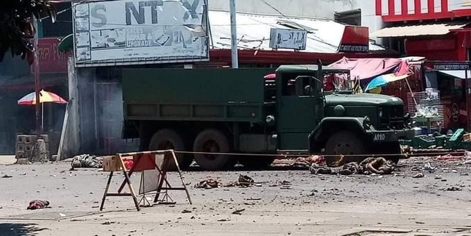 当地警方的初步报告显示，爆炸发生的时间在上午11：53左右，地点位于贺洛镇的沃尔德城村的一家食品店和一家电脑店前面