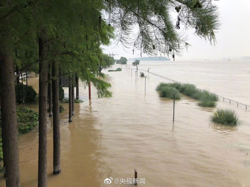 江苏省水利厅及江苏省预警信息发布中心今天发布：7月18日9时升级长江南京段洪水红色预警