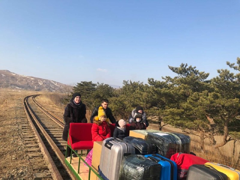 俄罗斯驻朝鲜大使馆的8名工作人员用了超过34小时才返回俄罗斯，最后通过人力轨道车走过了俄罗斯跟朝鲜之间的界桥，进入俄罗斯境内