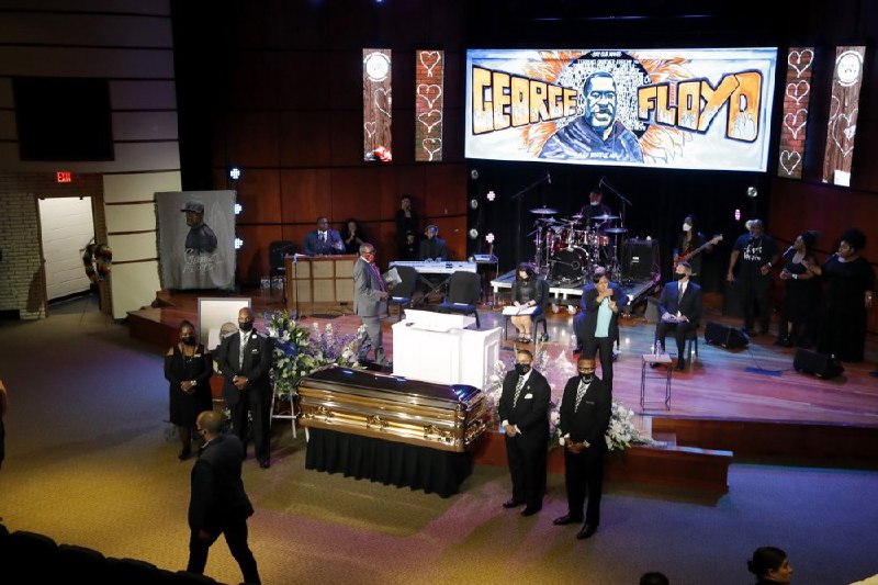 周四，一些好莱坞名人、音乐家和政治领袖聚集在George Floyd的金棺材前，举行追悼仪式