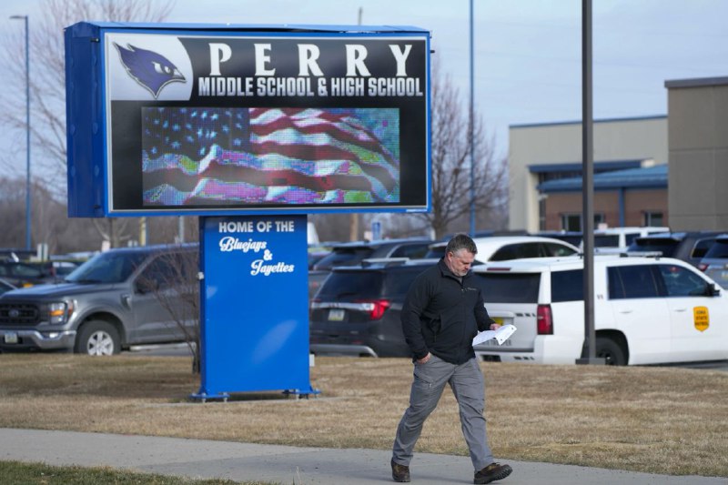 美国艾奥瓦州达拉斯县佩里镇高中4日发生枪击事件