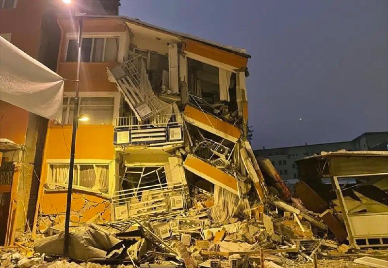 发生在土耳其和叙利亚的强震造成至少360人死亡