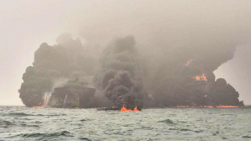 英国东约克郡海岸附近海域3月10日发生油轮和货轮相撞事故，两艘船只起火，发生多次爆炸，现场浓烟滚滚，疑似有燃料泄漏