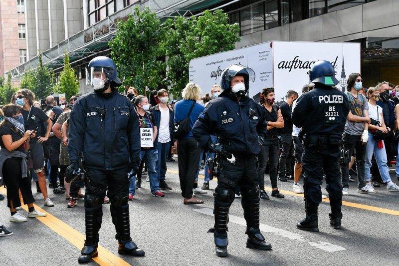 据警方估计，周六中午，德国首都柏林有近1.8万人聚集，抗议针对疫情的限制措施
