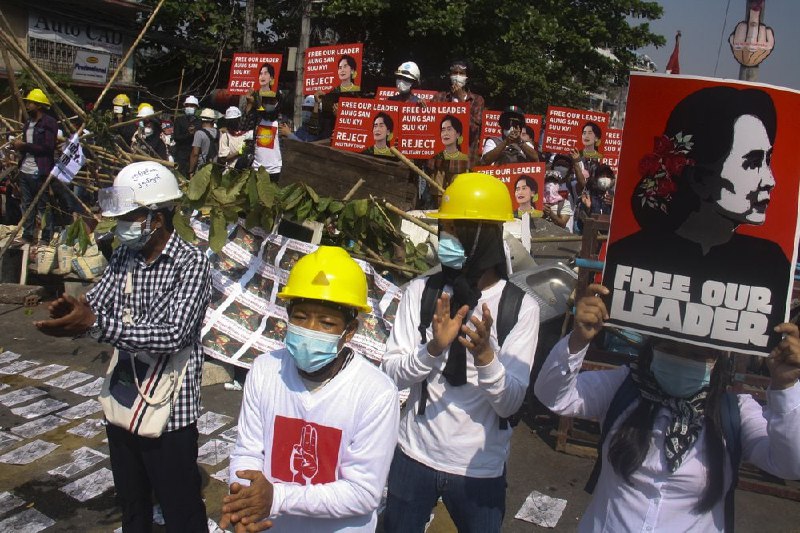缅甸警方周二多次向抗议人群发射催泪瓦斯、橡皮子弹甚至实弹，造成至少三人重伤